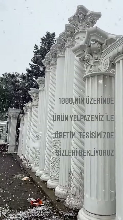 Tesis bahçesindeki sütun serisinde kaideler, yivler ve kabartmalar seçiliyor.