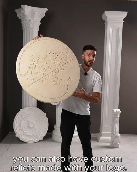 Logoya özel rölyef uygulaması yuvarlak dekoratif yüzey üzerinde gösteriliyor