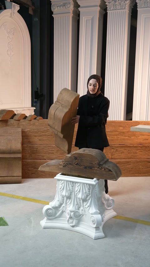 Kavisli konsol modeli, ahşap dokulu ürün grubuyla birlikte sunuluyor.