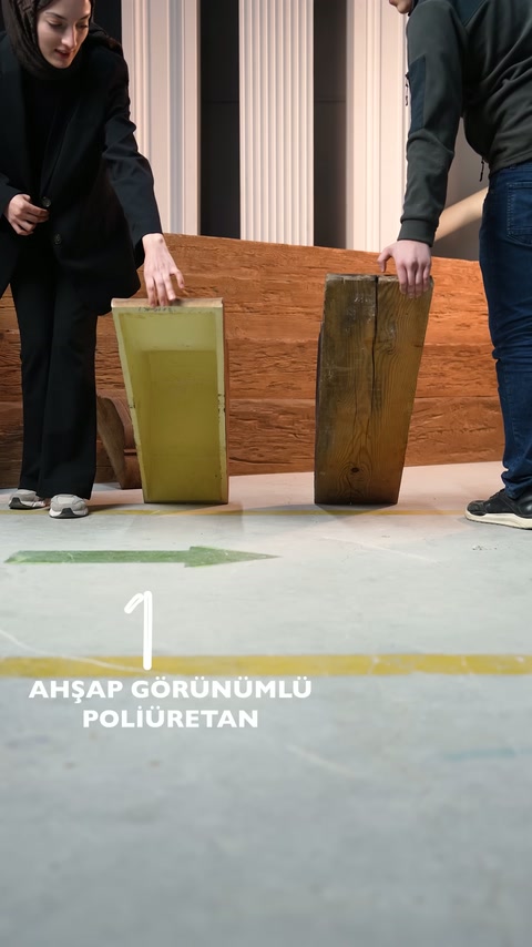 Sarı poliüretan numune ile koyu ahşap parça yan yana gösteriliyor.
