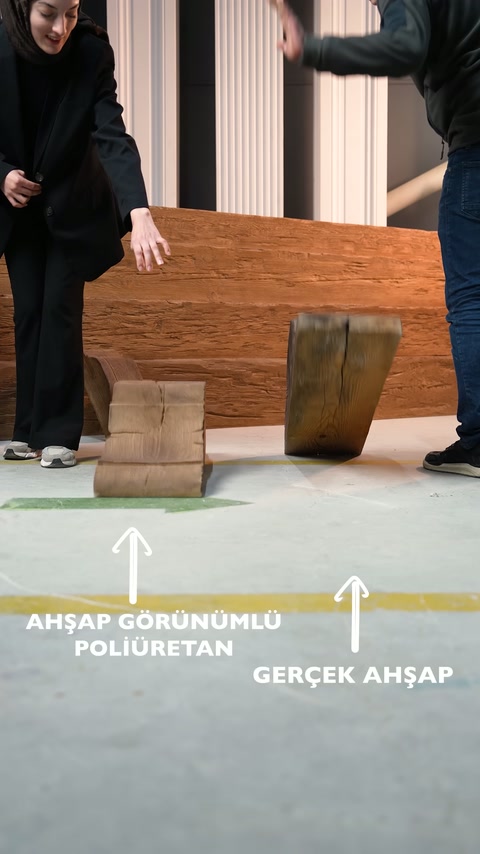 Ahşap görünümlü poliüretan numune, gerçek ahşap parçayla karşılaştırılıyor.