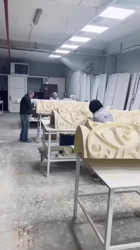 Atölye tezgâhlarında farklı aşamalarda hazırlanan dekoratif sütun ayakları