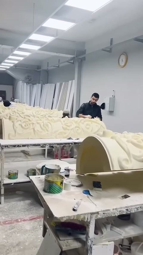 Ön masadaki kemerli sütun ayağı yoğun kabartmalarıyla sergileniyor