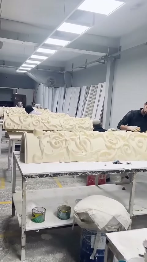 Geniş dekoratif kaidelerin kıvrımlı yüzey detayları atölyede kontrol ediliyor