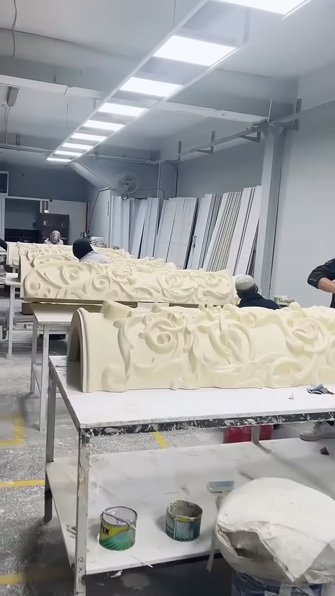 Usta büyük sütun ayağının üst kenarında çalışma yapıyor