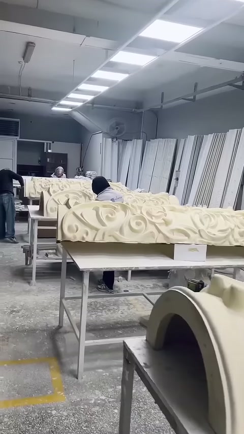 Ön plandaki kavisli kaide parçası kıvrım motifleriyle hazırlanıyor
