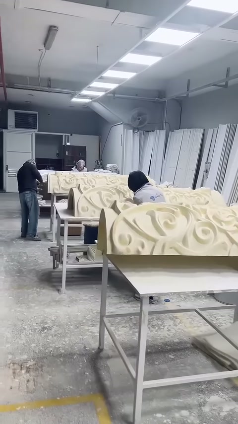Dekoratif sütun tabanları geniş atölyede eş zamanlı olarak hazırlanıyor