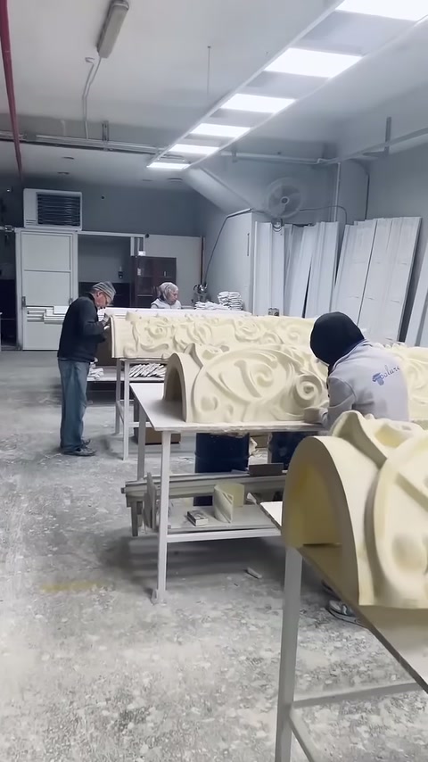 Ustalar desenli sütun ayaklarını ayrı çalışma masalarında işliyor
