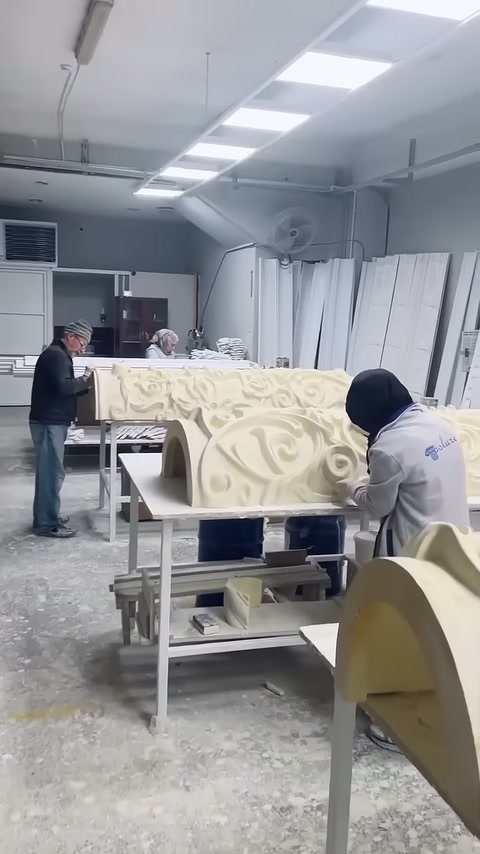 Kemer biçimli sütun tabanı ve uzun bezemeli parçalar hazırlanıyor