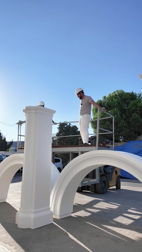Açık alanda sütun ve kemer modülleri montaja hazırlanıyor