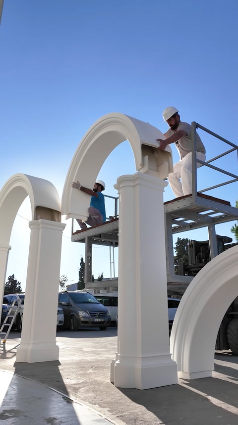 Usta kemer modülünü sütunların üzerine yerleştiriyor