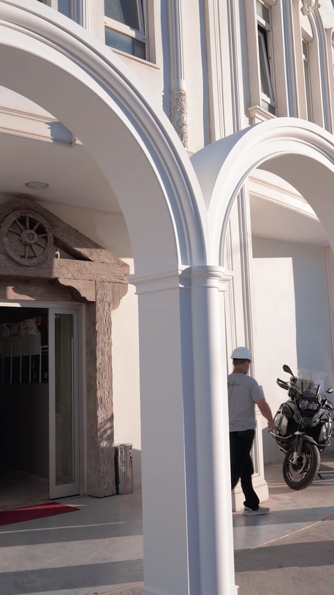 İç içe kemer profilleri tamamlanan girişte perspektif oluşturuyor