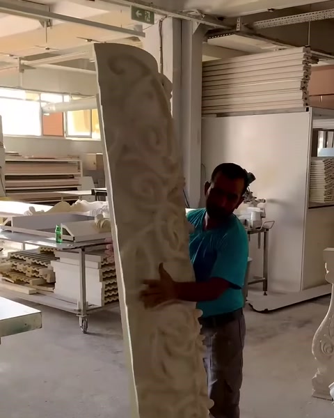 Üretim alanında dik tutularak kontrol edilen kabartmalı sütun ayağı