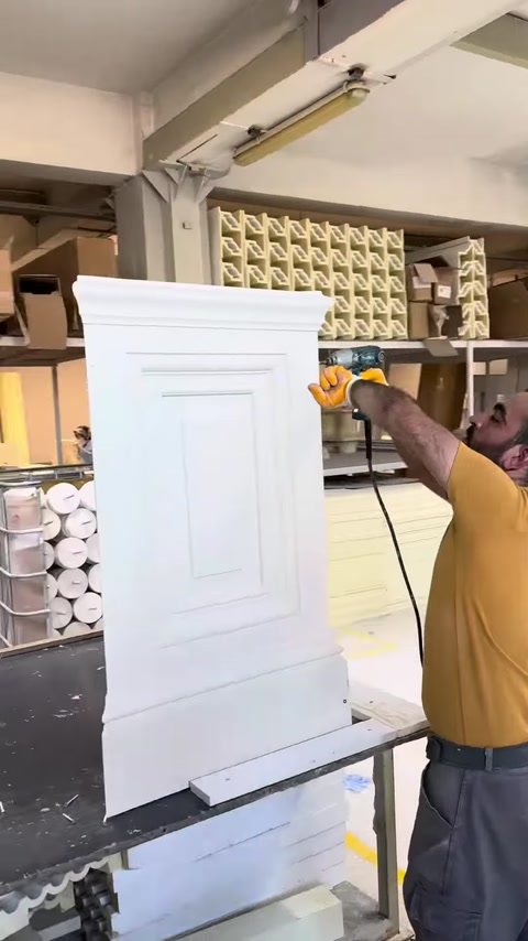 Birleştirilmiş pilaster sütun başlığı tezgâh üzerinde işleniyor
