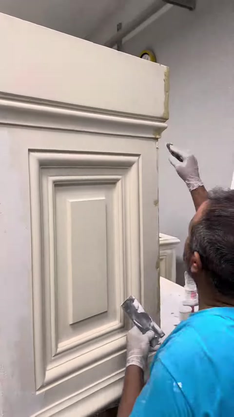 Kademeli çerçeve ve üst silme detayları yakından görülüyor
