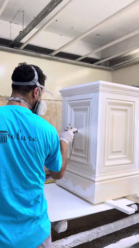 Pilaster sütun başlığına püskürtme yöntemiyle yüzey kaplaması uygulanıyor