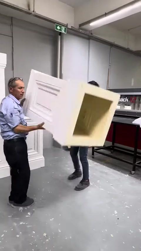 İçi boş pilaster gövdesi üretim alanında taşınıyor