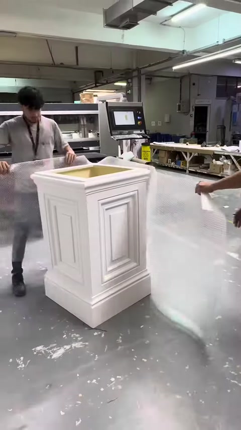 Bitmiş pilaster sütun başlığı atölye zemininde son kez inceleniyor