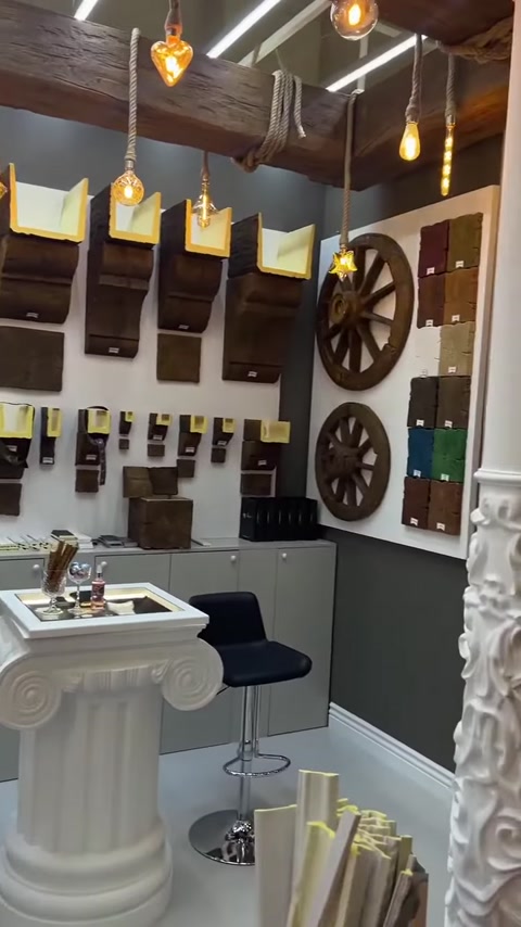 Dekoratif konsol örnekleri ve çark biçimli süsler duvarda sergileniyor
