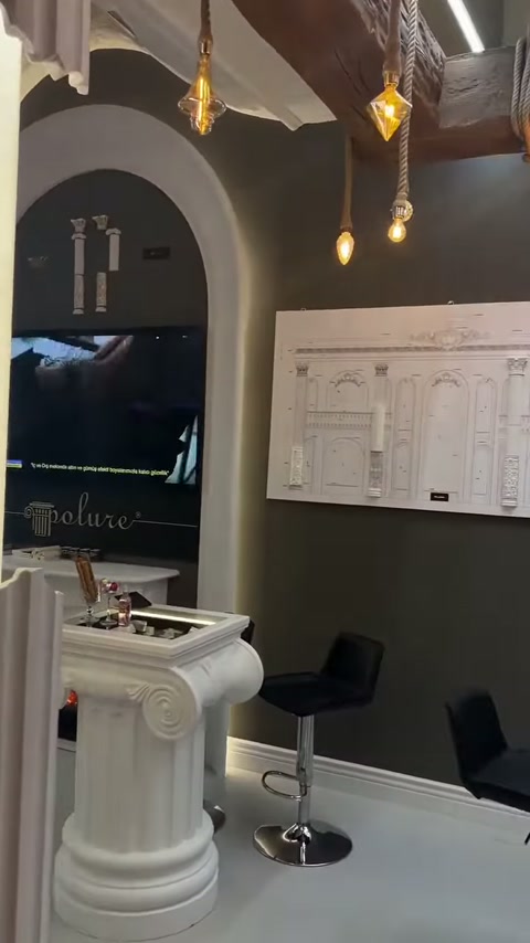 Fuar standında söve çizimleri, yivli kaide ve kemerli niş yer alıyor