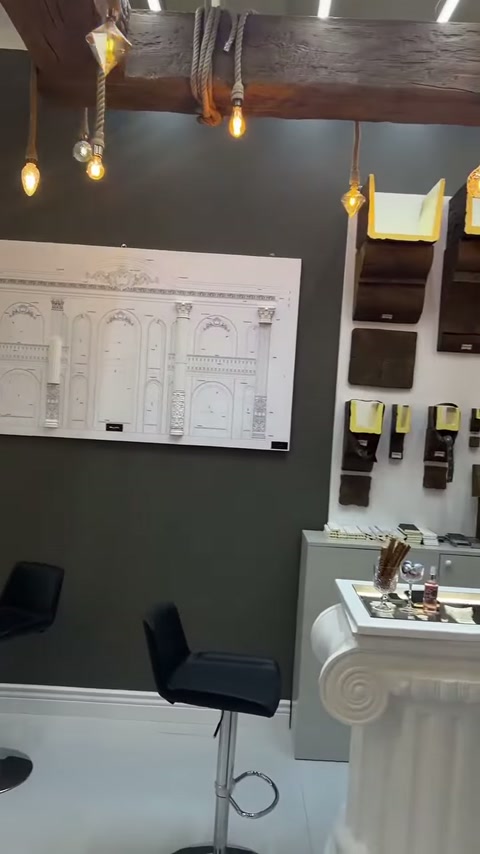 Duvar panosunda söve taslakları ve farklı dekoratif profil numuneleri sergileniyor