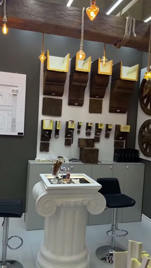 Sarkıt aydınlatmalar altında konsol numuneleri ve yivli sergileme masası bulunuyor