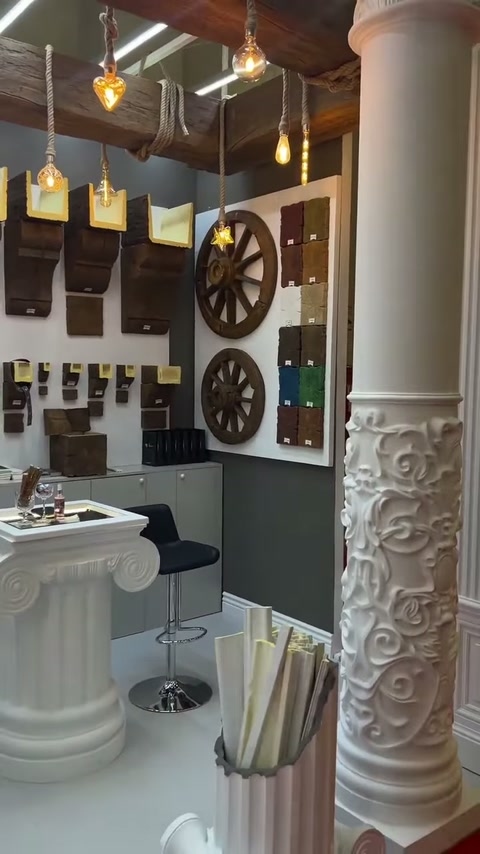 Kabartma gövdeli antik sütun, numune duvarının önünde belirginleşiyor