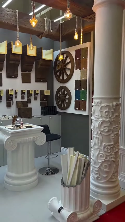 Oyma desenli sütun, konsol örnekleri ve dekoratif çarklarla birlikte görülüyor