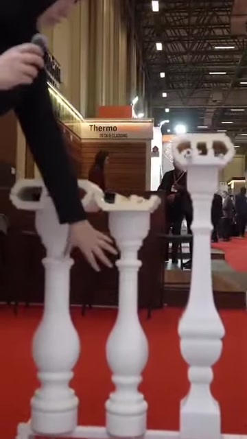 Yan yana dizilen dekoratif badastrollerin gövde ve başlık biçimleri görülüyor.