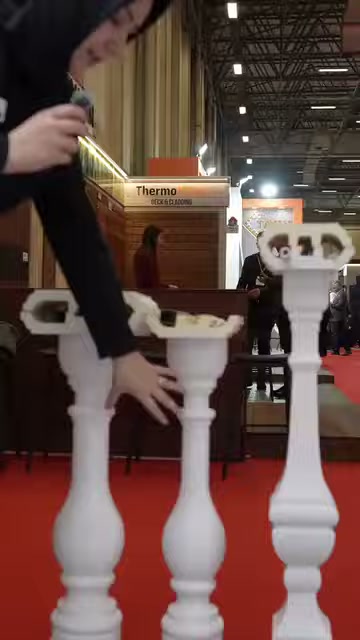 Sunucu, badastrol başlığındaki küpeşte yuvasını mikrofonla anlatıyor.