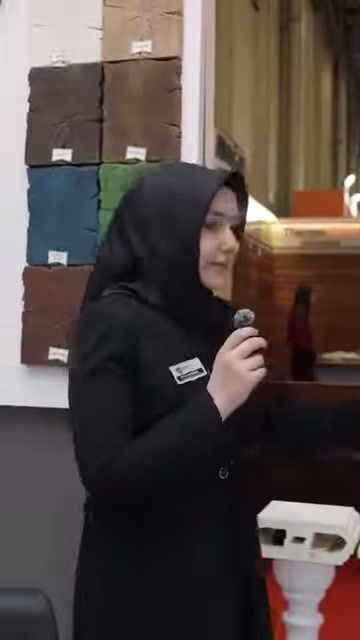 Sunucu, badastrol üstündeki oluklu dekoratif profil örneklerini gösteriyor.