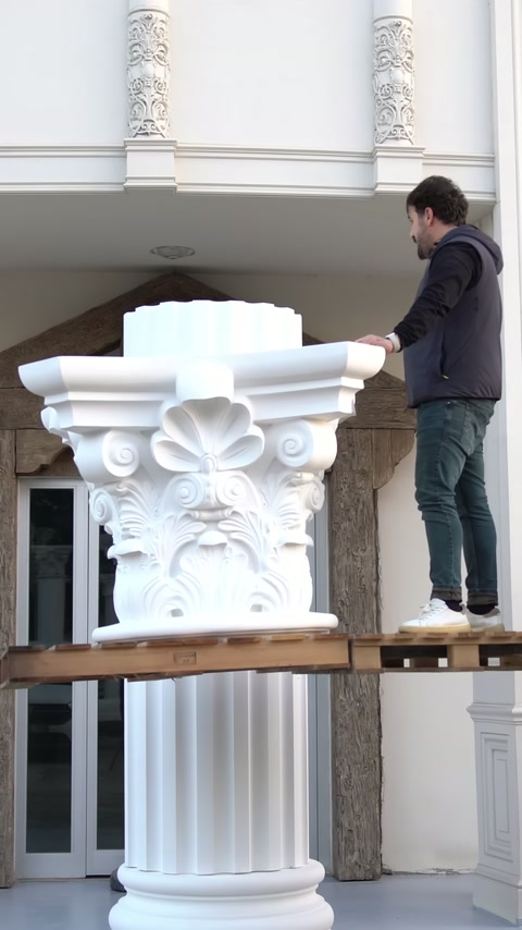 İskeledeki usta Korint başlığın üst bölümünü sütuna oturtuyor.