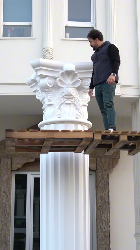 Bezemeli başlığın sağ tarafı montaj sırasında elle gözden geçiriliyor.