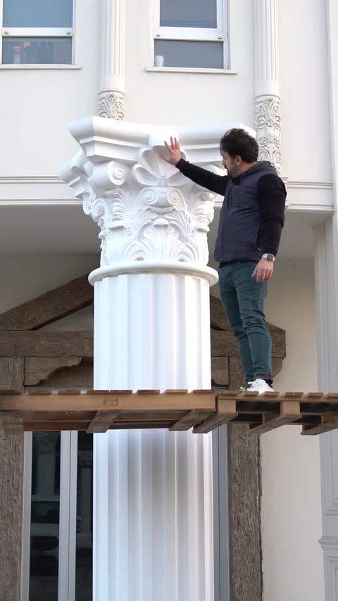 Usta, başlığa bağlı kısa yivli bölümü iskelede yönlendiriyor.