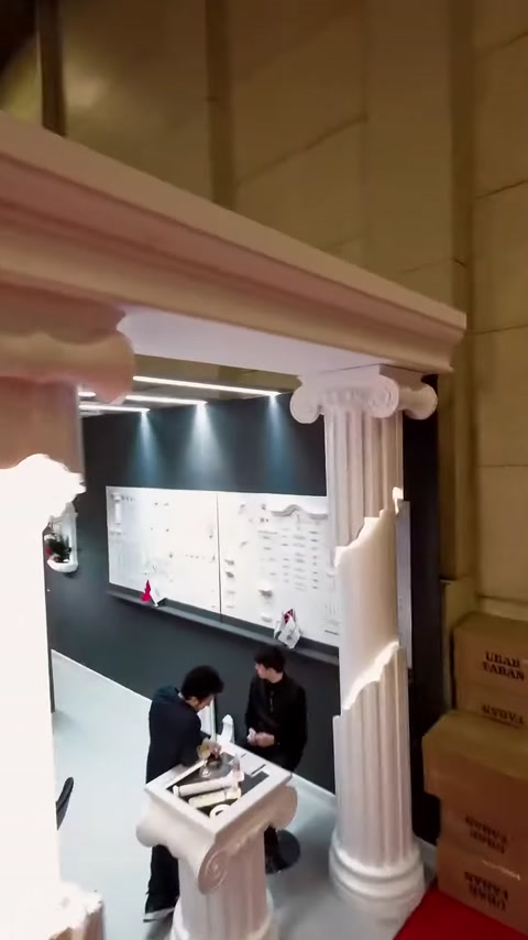 İşlemeli sütun başlığı ve üst profil detayları yakından görülüyor