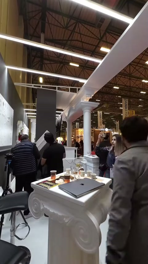 Uzun dekoratif kirişin altındaki sütunlar stant sınırını belirliyor