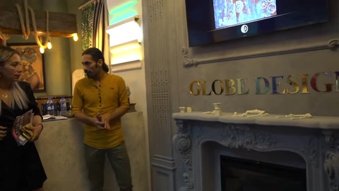 Dekoratif şömine çevresi, duvar panelleri ve aydınlatmalı iç mekân