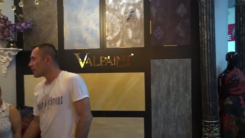Klasik biçimli şömine ve geometrik duvar süslemeleri birlikte sunuluyor