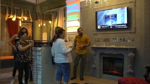 Şömine, duvar çıtaları ve çiçekli süslemeler sergileme alanını tamamlıyor
