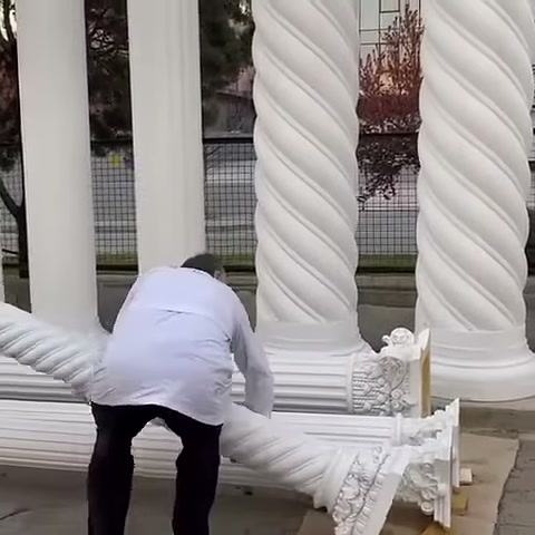 Burmalı dekoratif gövde zemindeki desteklerden kaldırılmaya başlanıyor