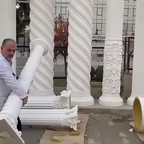 Usta, spiral gövdeyi omzuna yakın seviyeye kadar yükseltiyor