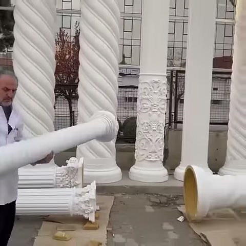 Burmalı sütunun içi boş uç bölümü kameraya dönük duruyor