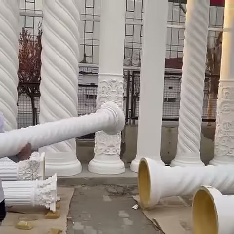 Yatay tutulan sütun gövdesinin spiral desenleri belirginleşiyor