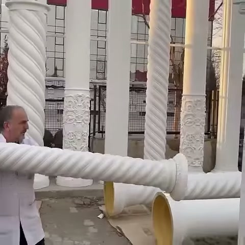 Taşınan dekoratif gövde, dik sütun modelleri boyunca uzanıyor