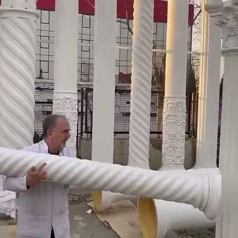 Usta, yatay sütun parçasını göğüs hizasında sabit tutuyor