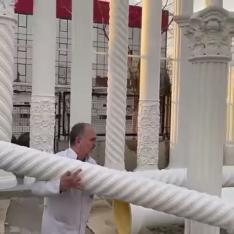 Spiral sütun gövdesi açık alanda taşınırken yakından sergileniyor