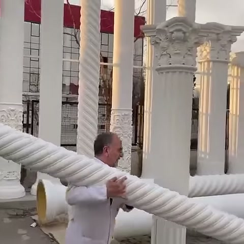 Usta, uzun parçayı iki eliyle yönlendirerek ilerliyor