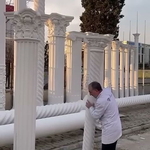 Usta, ince yivli sütun parçasını dik konumda kavrıyor