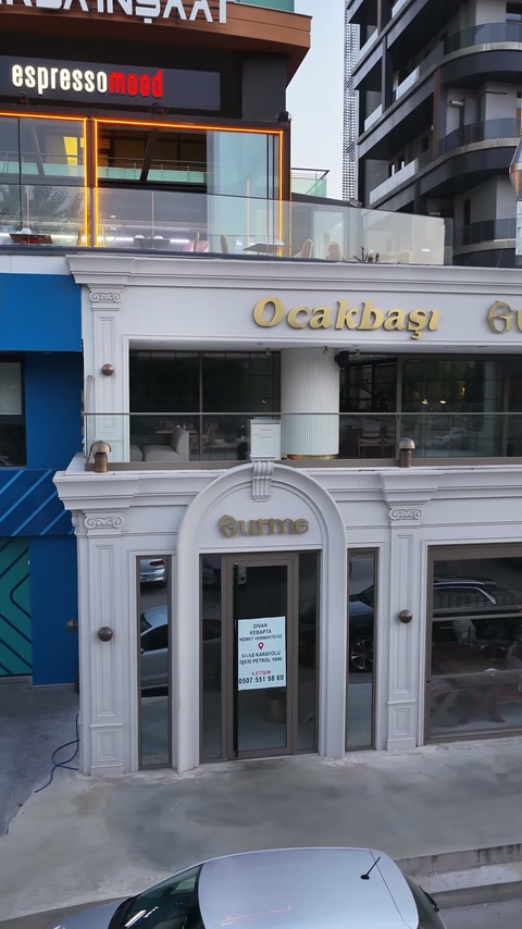Ticari cephede geniş giriş kemeri ve pilasterler kullanılıyor
