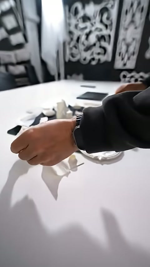 Beyaz masa üzerinde çeşitli küçük dekoratif elemanlar sıralanıyor.